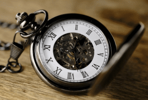 Montre à gousset vintage symbolisant l'importance du timing pour les aliments favorisant le sommeil