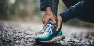 Schéma médical d'une entorse de cheville avec ligaments déchirés - prévention blessures sport